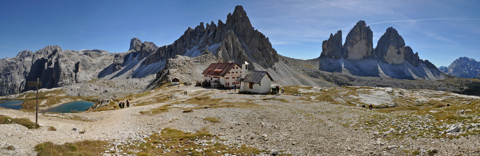 Dreizinnenhütte mit den Drei Zinnen