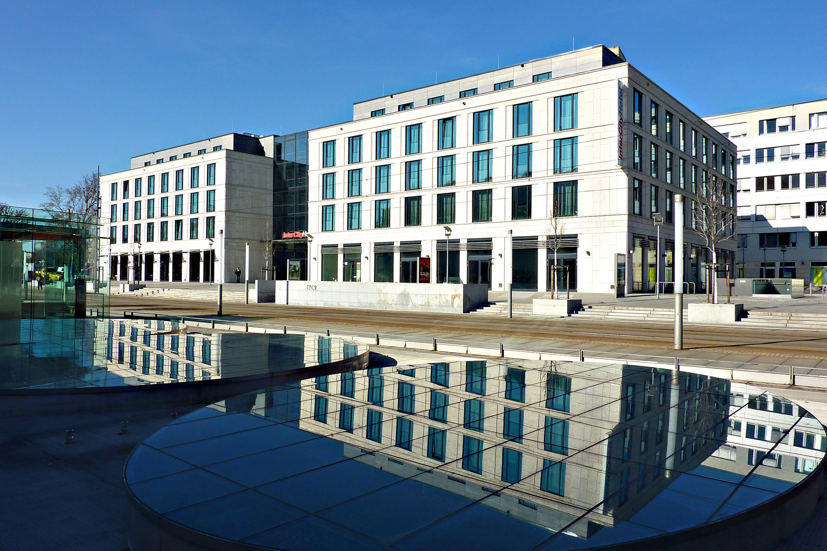 Dresden (20), Spiegelungen von Neubauten gegenüber dem Hauptbahnhof, 21.3.11