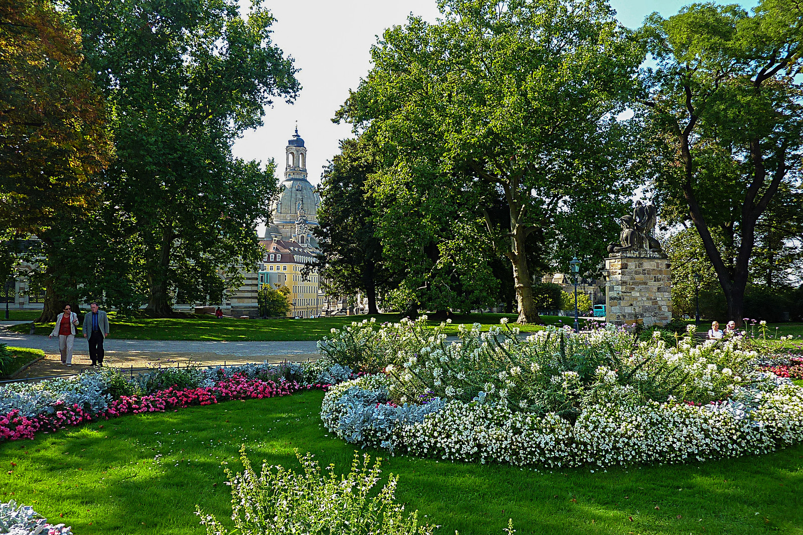 Dresden (29), Durchblick zur Frauenkirche, 25.9.11