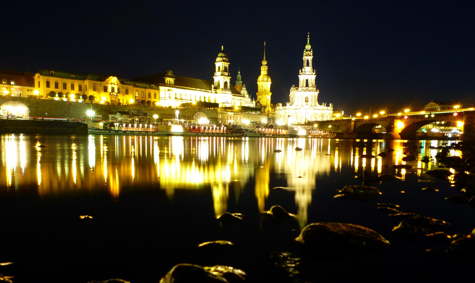 Dresden am Elbufer bei Nacht