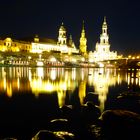 Dresden am Elbufer bei Nacht