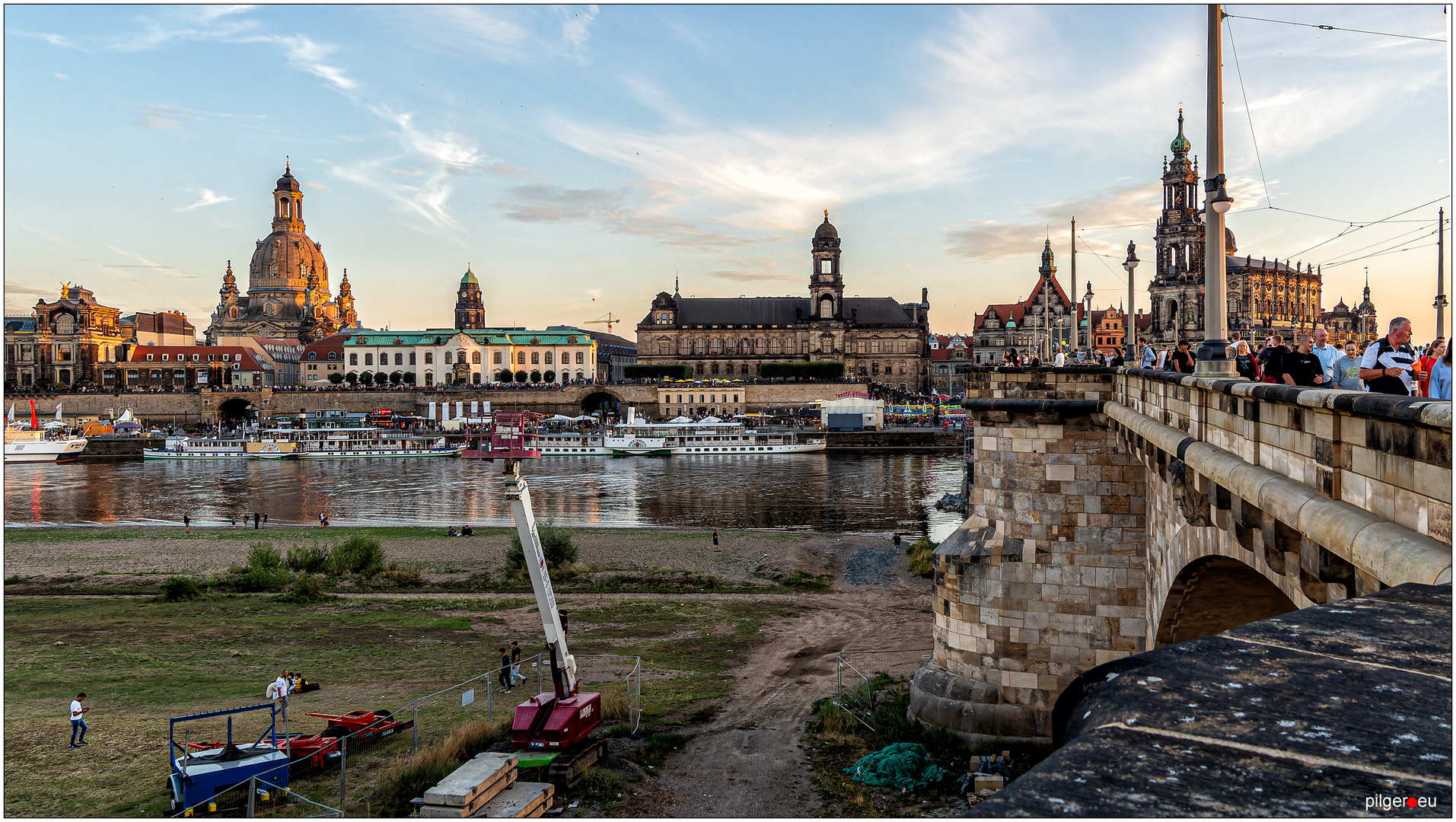 Dresden an einem Sommerabend an der Augustusbrücke