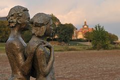 Dresden: Auf der anderen Seite der Elbe – Das glückliche Paar 01