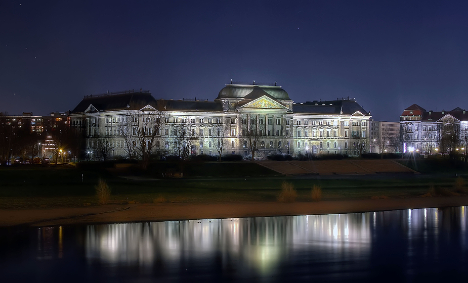 Dresden bei Nacht das Finanzministerium