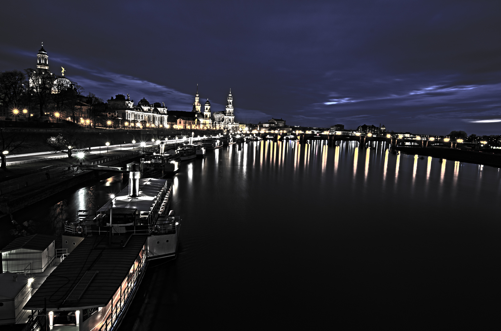 Dresden bei Nacht, von der Carolabrücke ganz links gesehen.