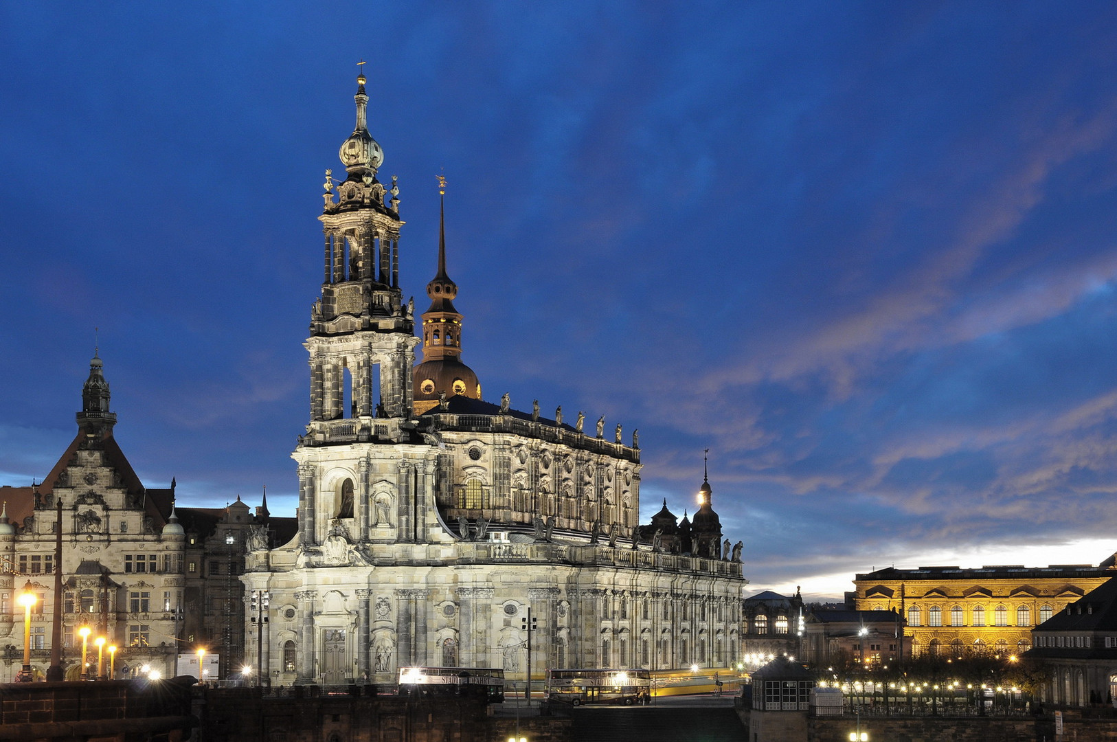 Dresden, Blaue Stunde im November bei 17 Grad