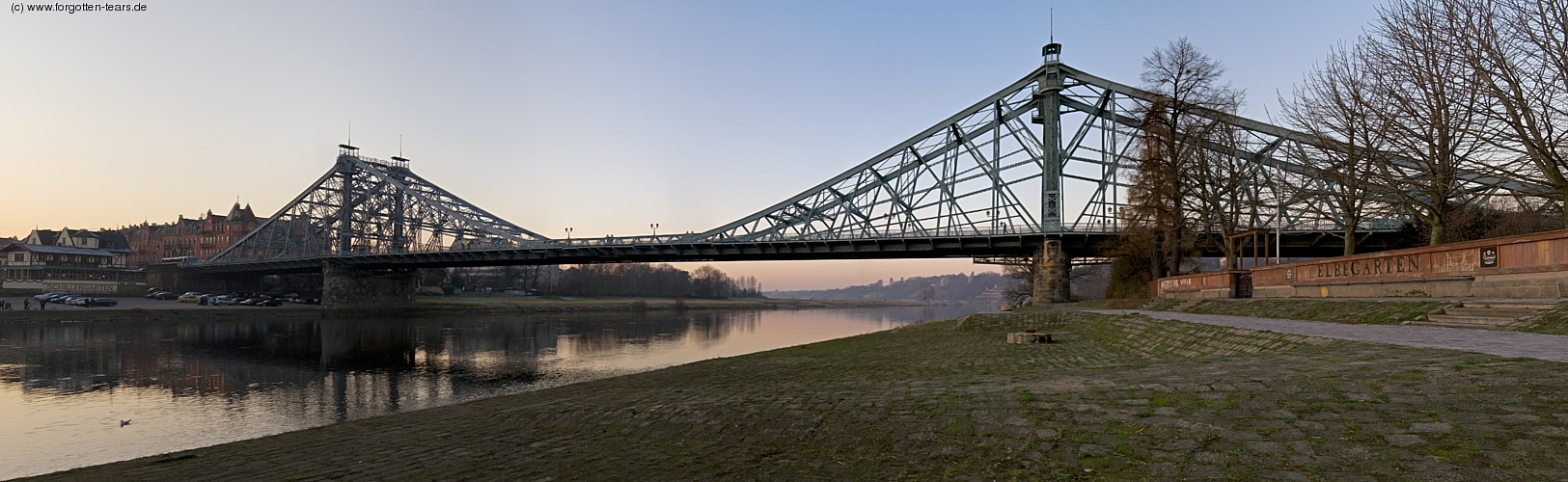 Dresden: Blaues Wunder im Sonnenuntergang