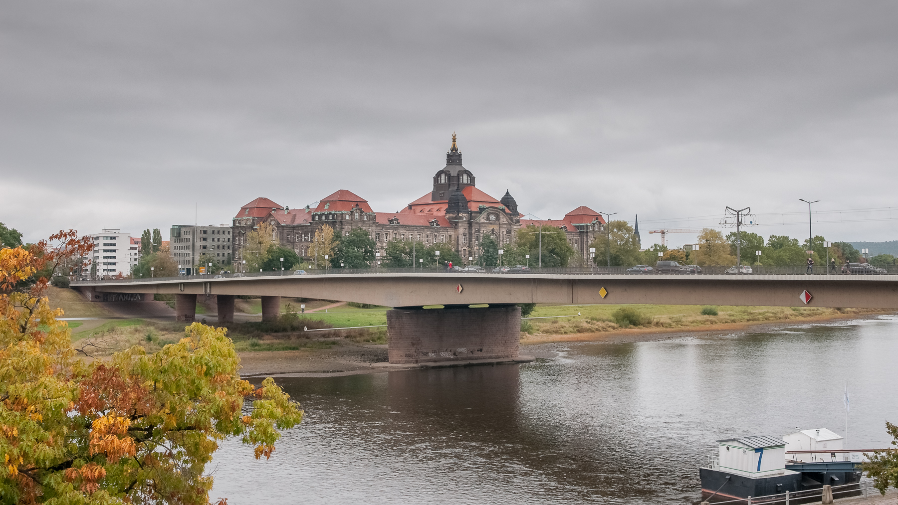 Dresden: Blick auf die Carolabrücke und die Sächsische Staatskanzlei