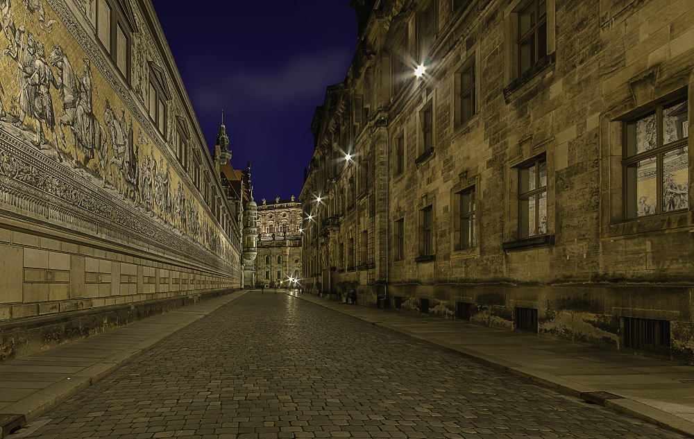 Dresden - Blick in die Augustusstraße mit Fürstenzug