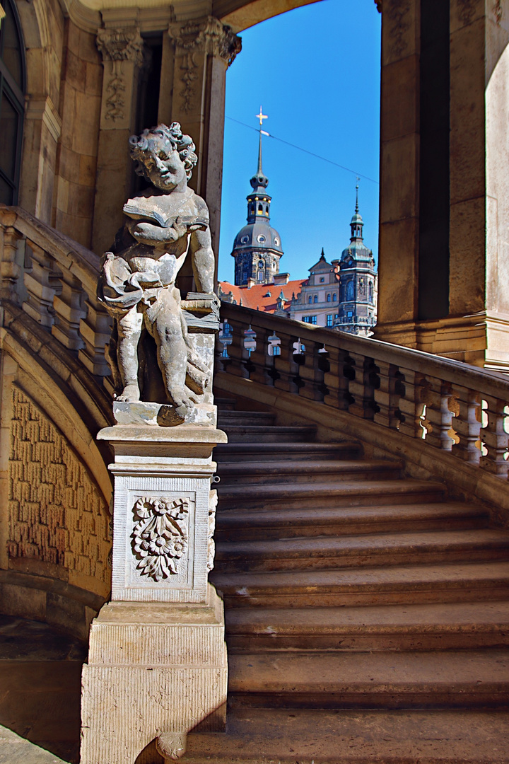 Dresden - Blick vom Zwinger zum Schloss