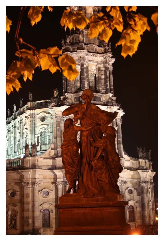 Dresden by night - Hofkirche mit Denkmal