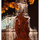 Dresden by night - Hofkirche mit Denkmal
