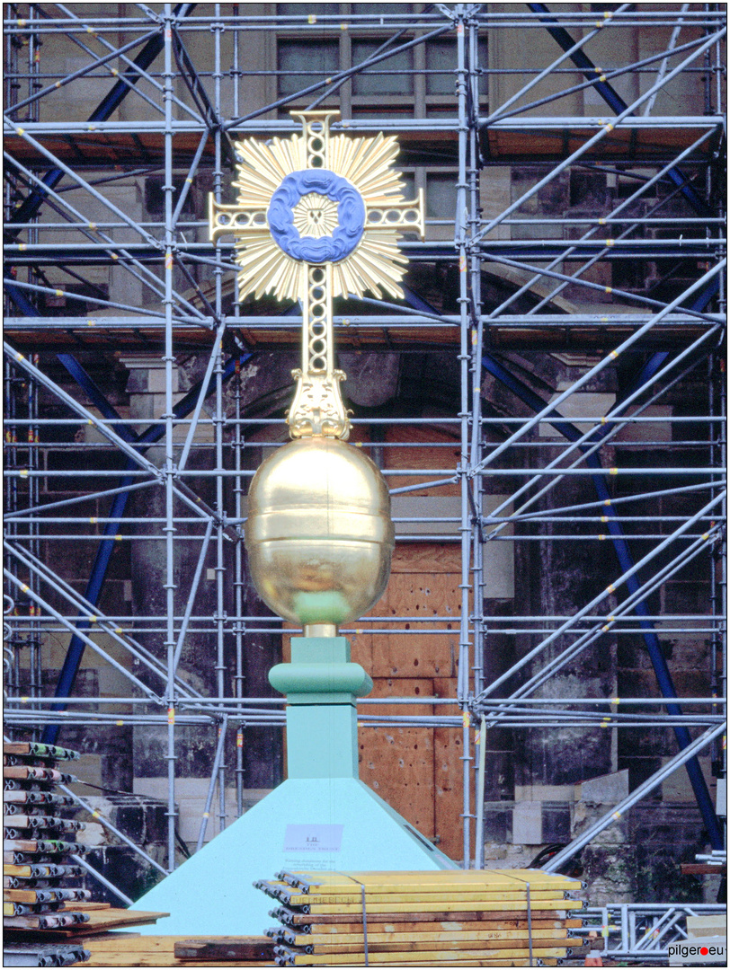 Dresden - Das neue Turmkreuz der Frauenkirche