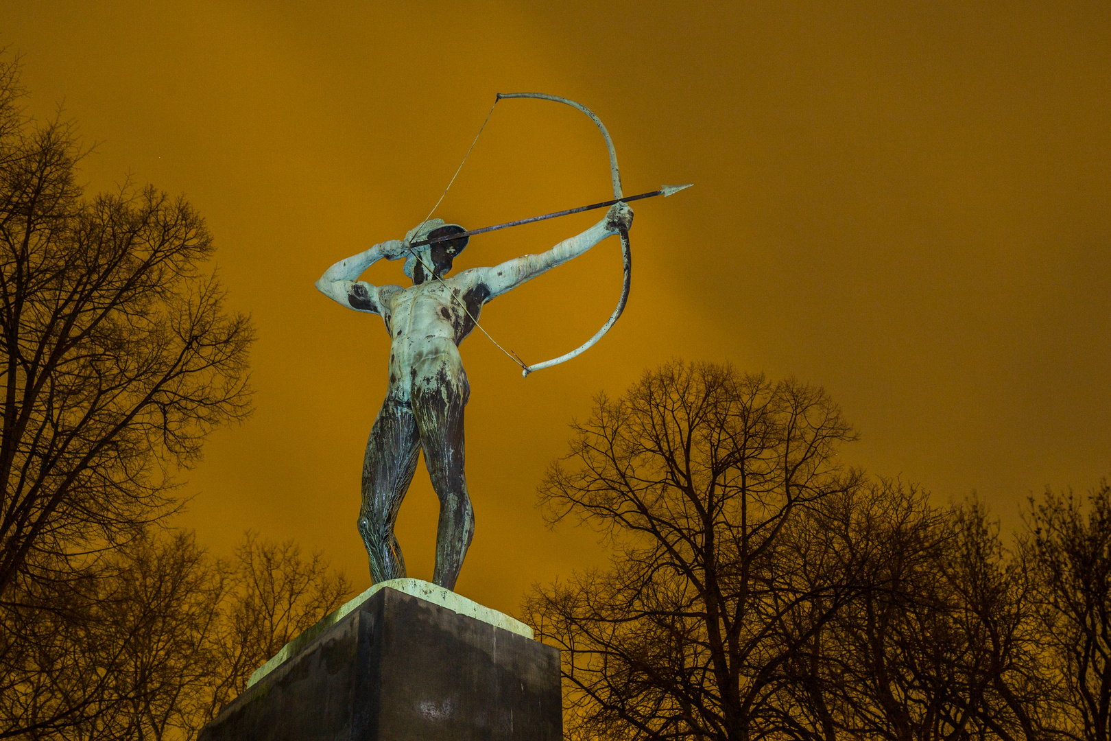 Dresden - Der "grüne" Bogenschütze im Licht der beleuchteten Stadt