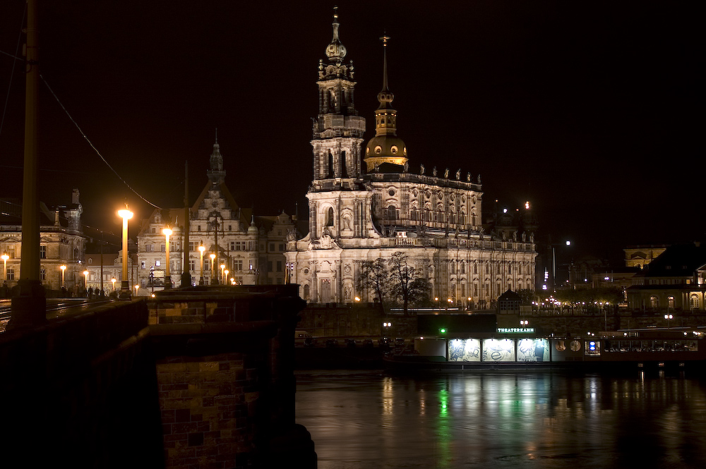 dresden - die kath. hofkirche, blick von der augustusbrücke