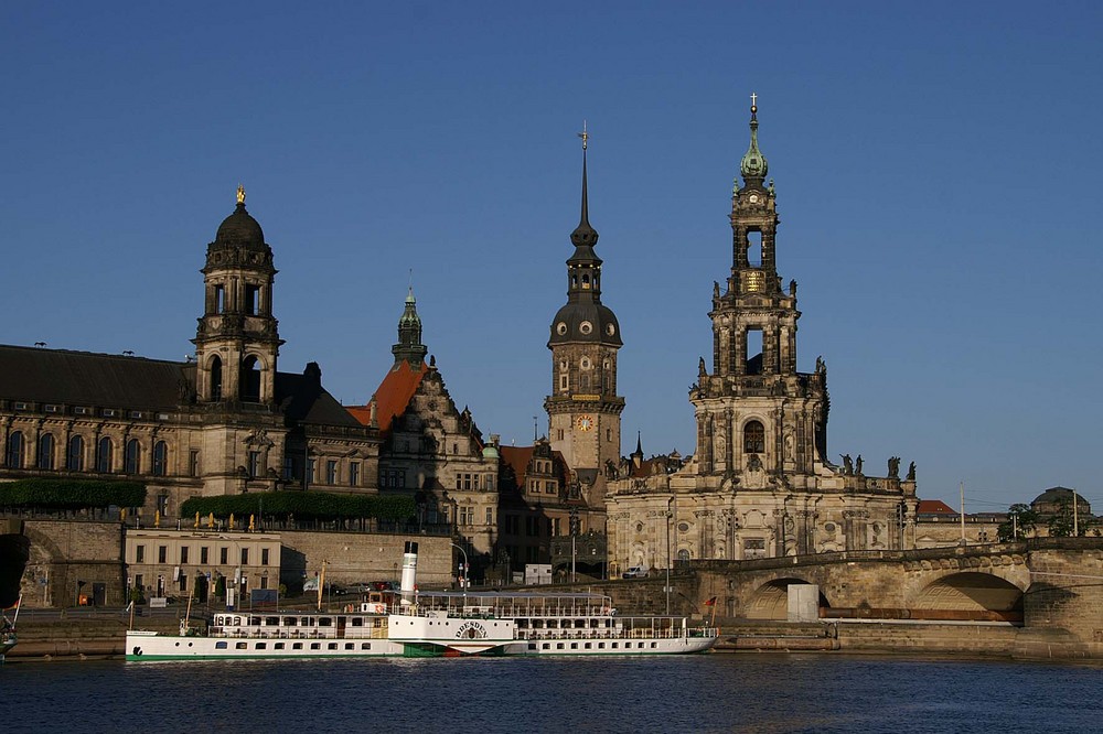 Dresden; Elbe mit Schloss und Dom