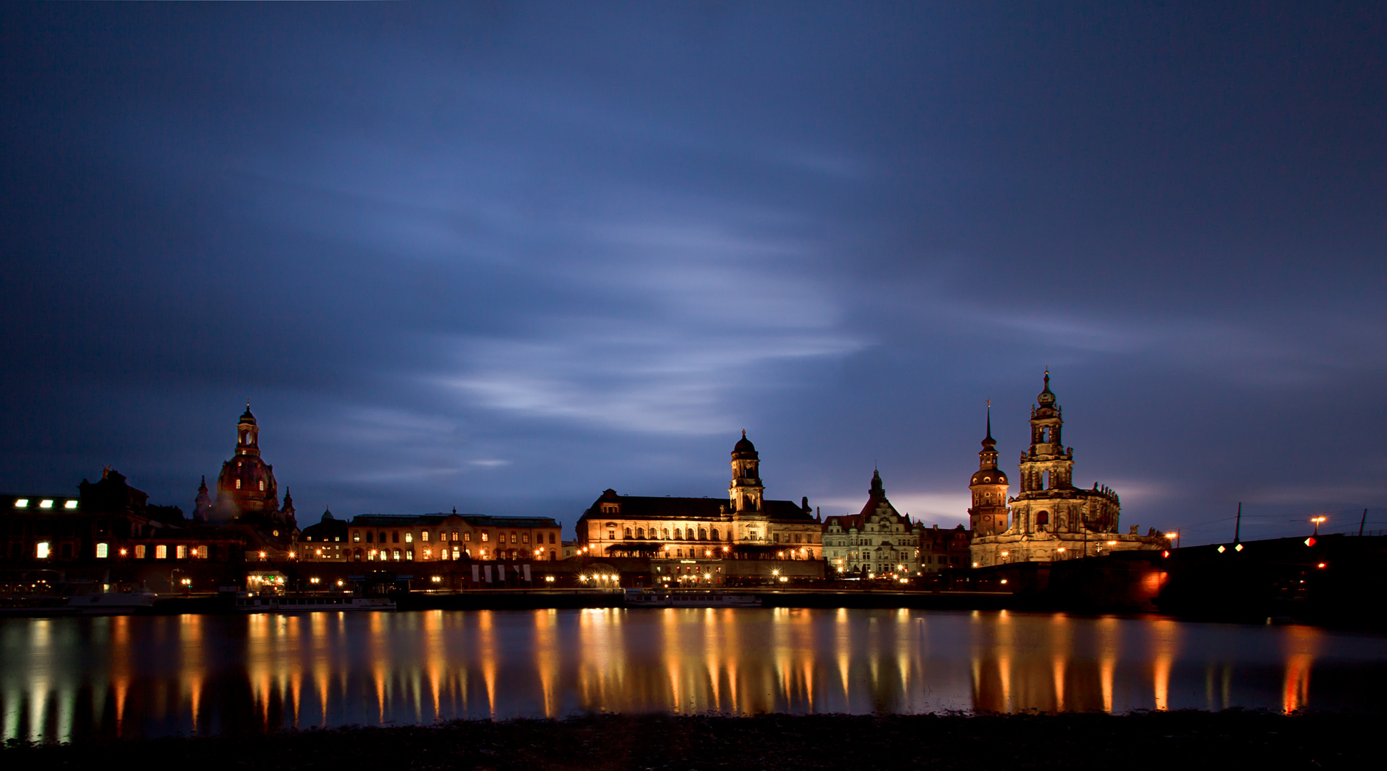 Dresden Elbufer bei Nacht