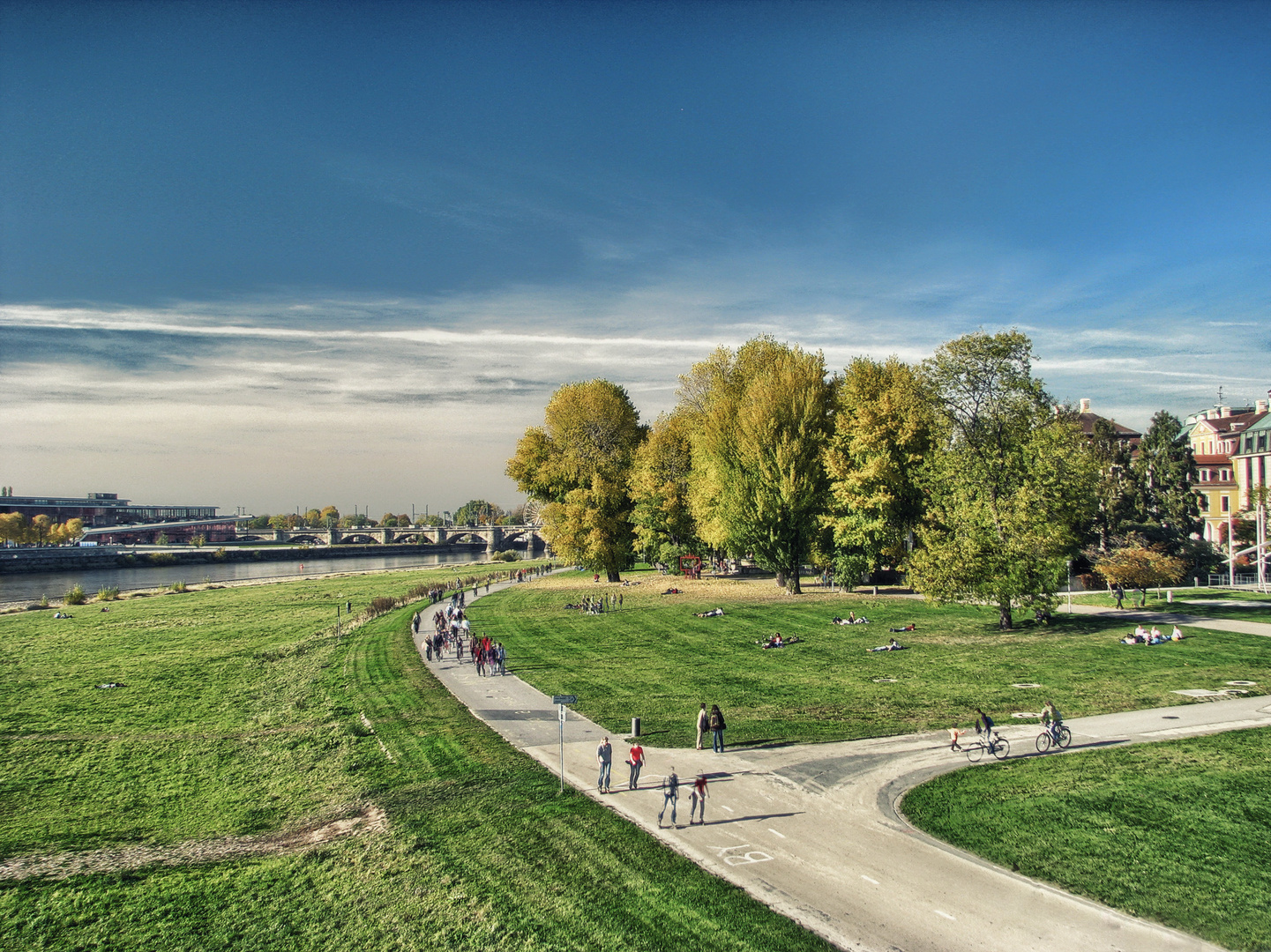 Dresden - Elbufer im Herbstlicht