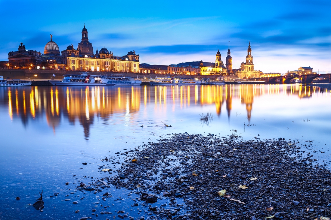 Dresden Elbufer in der blauen Stunde