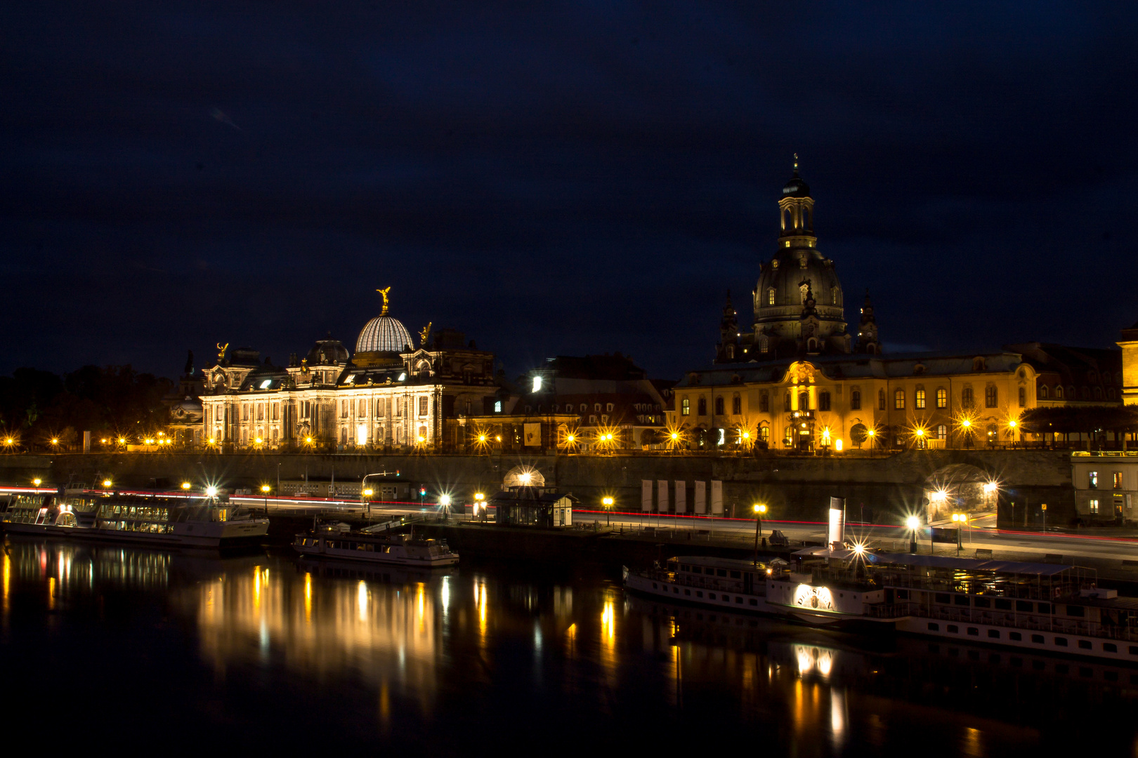 Dresden Elbufer zur Blauen Stunde