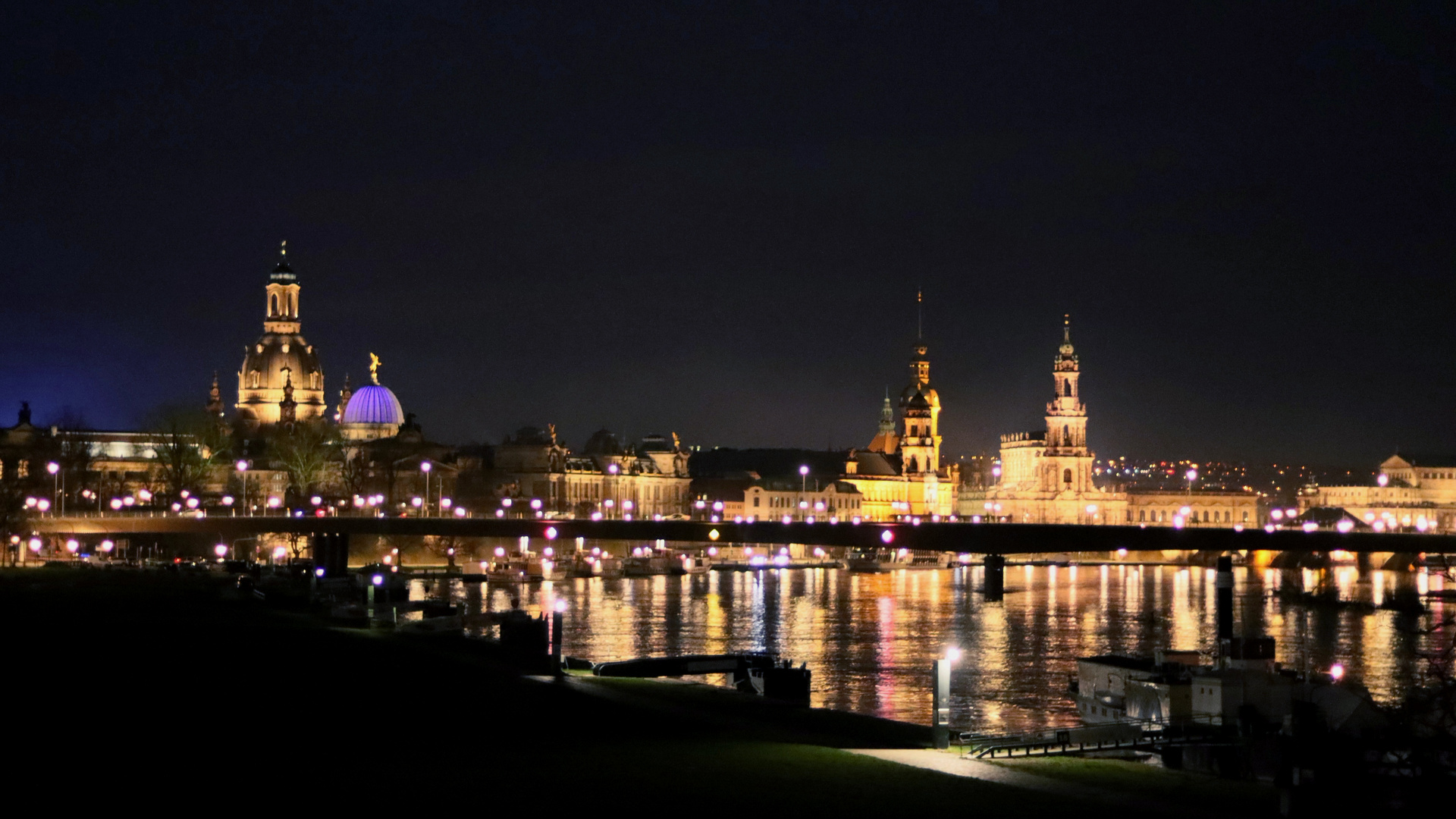 Dresden - Finale: Innenstadt - Silhouette im Mond- und Kunstlicht 