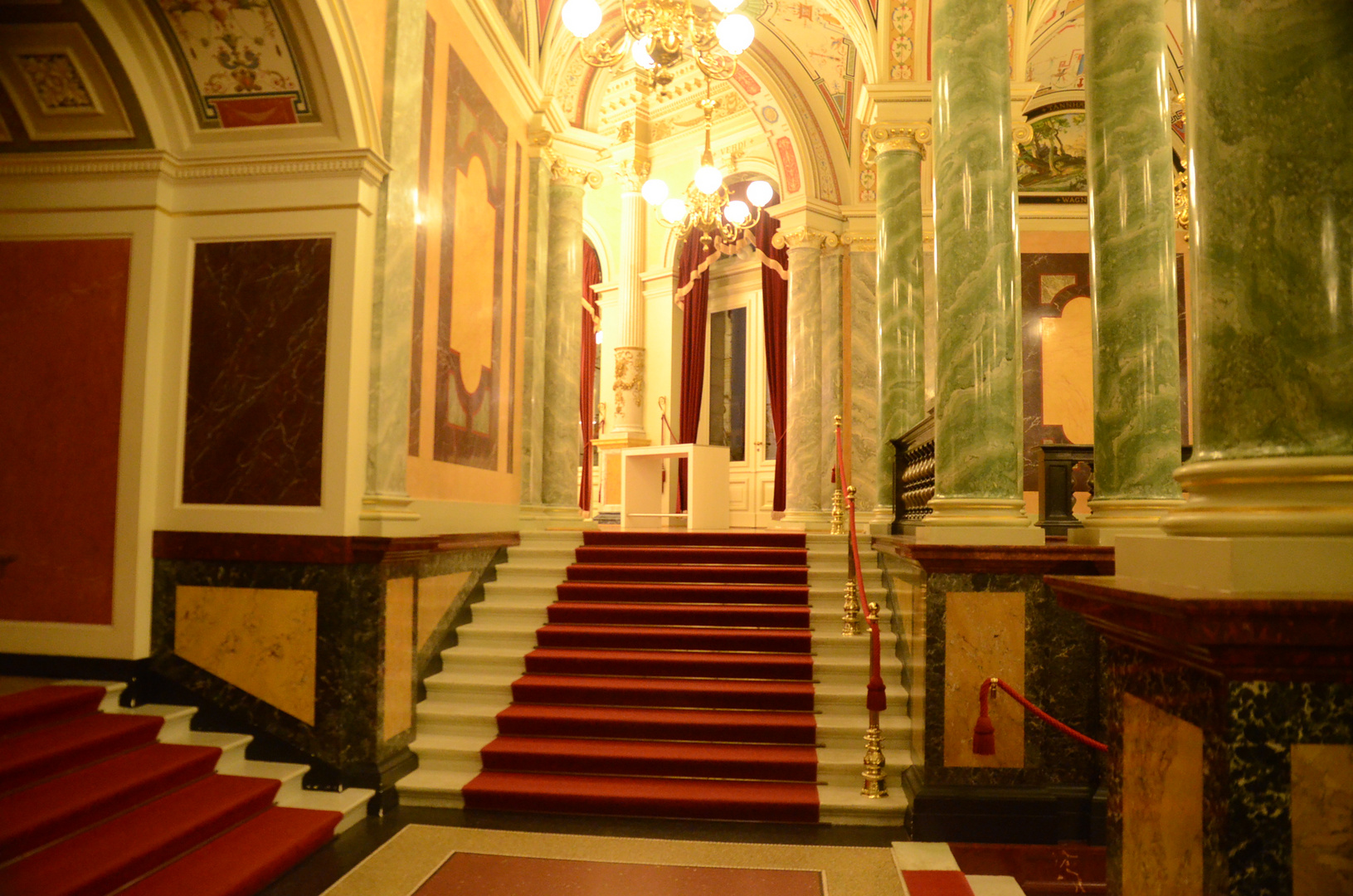 Dresden - Foyer in der Semperoper