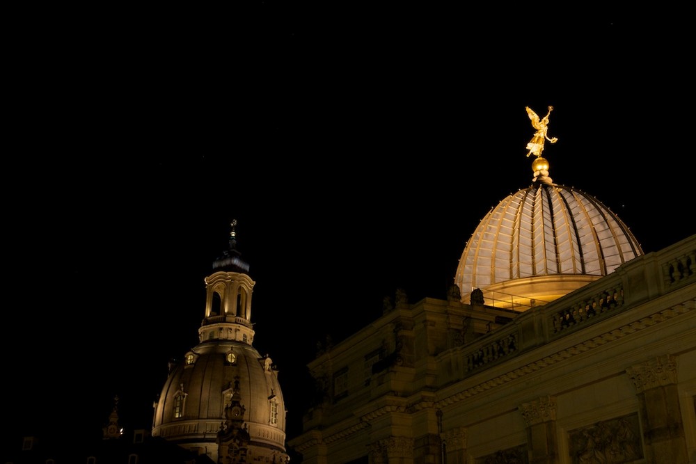 Dresden Frauenkirche und Stadtarchiv - Dächer bei Nacht