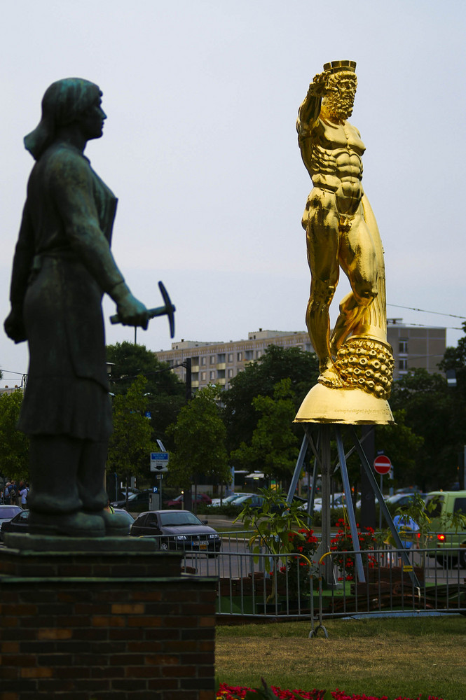 Dresden - Goldener Rathausmann und Trümmerfrau von Dresden....