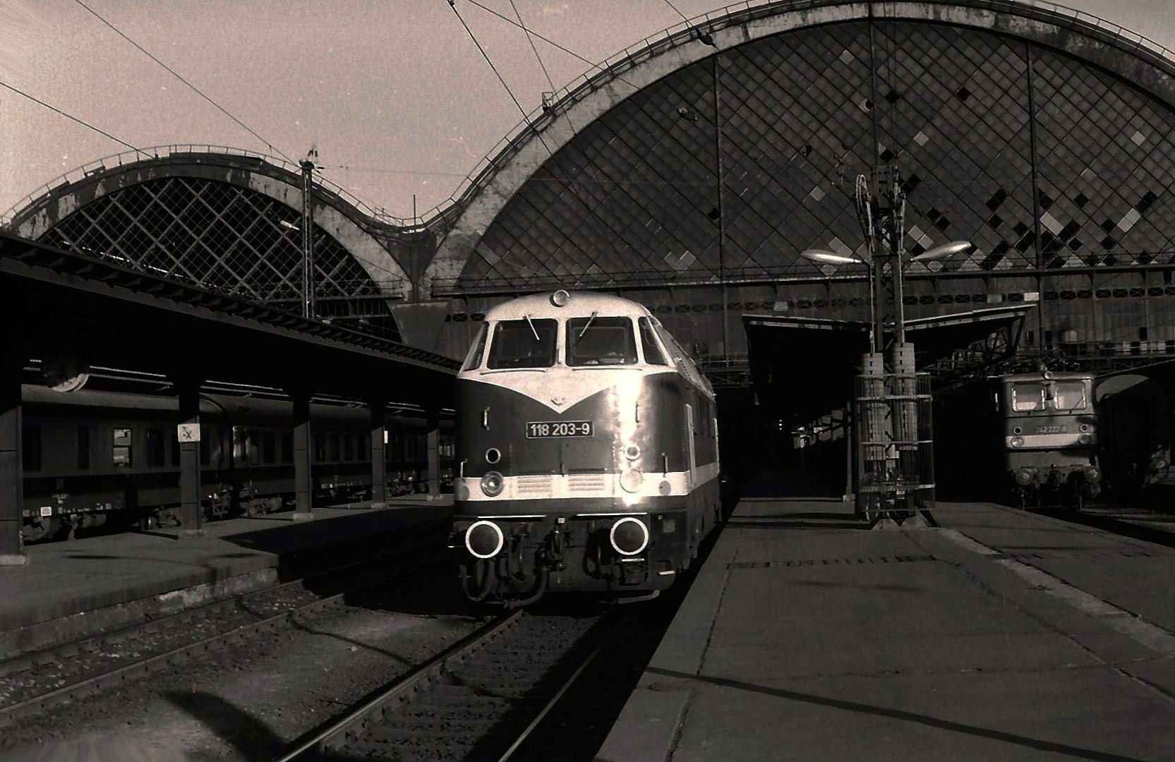 Dresden Hauptbahnhof 1989 .