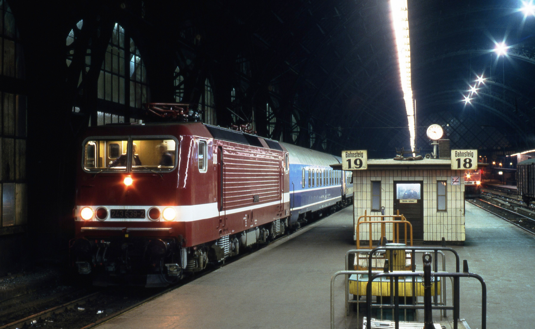 Dresden Hbf mit 243 und D-Zug
