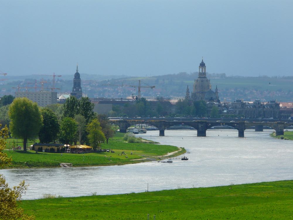 Dresden - hinter der Brücke (1)