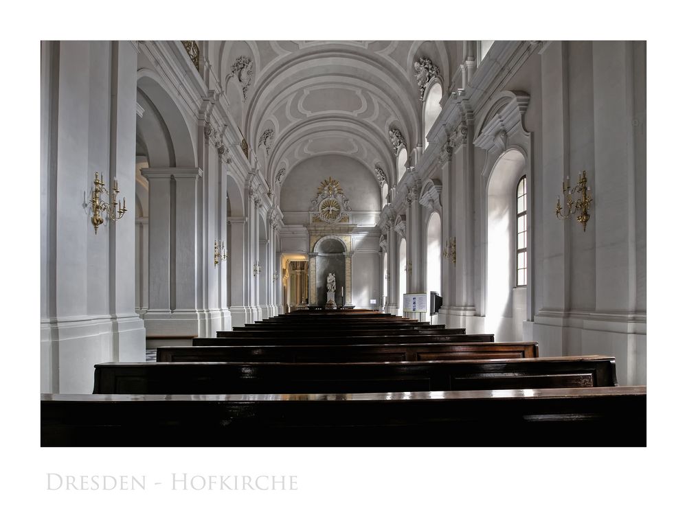 Dresden " Hofkirche , im Seitenportal "