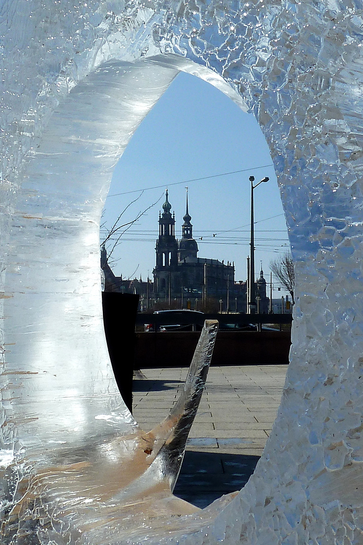 Dresden in Eis gerahmt