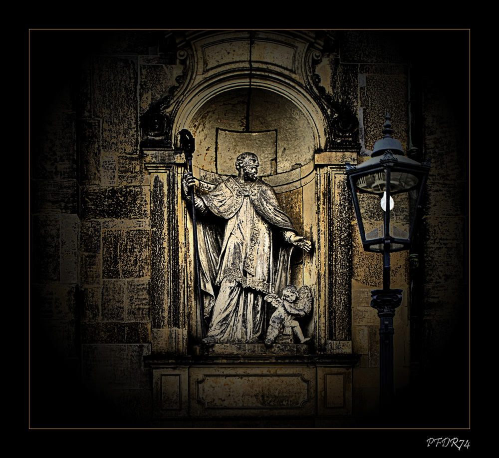 Dresden - irgendeine Statue an der Rückseite der Schloßkirche...