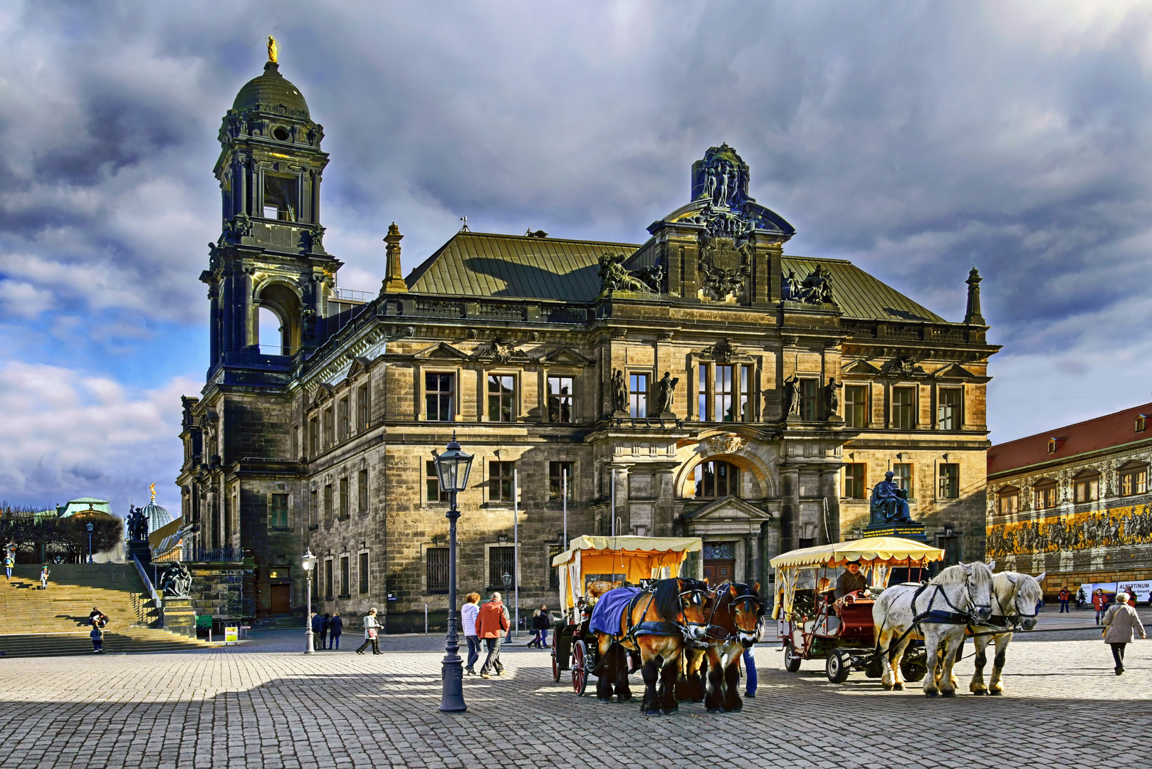 Dresden   - Kutscher vor der Hofkirche -