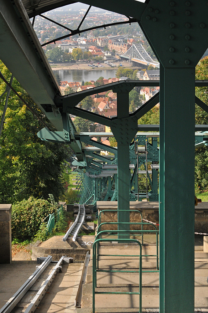 Dresden Loschwitz: Die Schwebebahn – Abwärtsblick zum Blauen Wunder