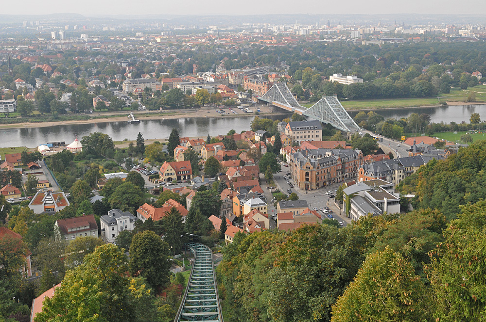 Dresden Loschwitz: Die Schwebebahn – Abwärtsblick zum Blauen Wunder und der Elbe