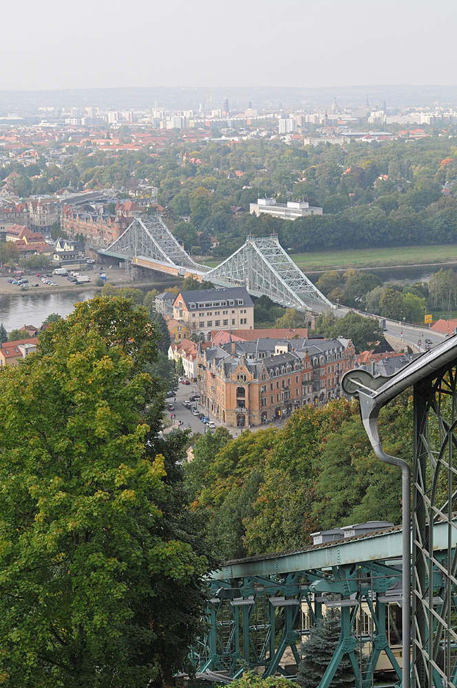 Dresden Loschwitz: Die Schwebebahn – Abwärtsblick zum Blauen Wunder und nach Blasewitz