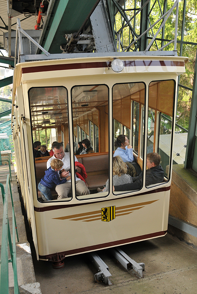 Dresden Loschwitz: Die Schwebebahn – Gleich schwebt sie ab