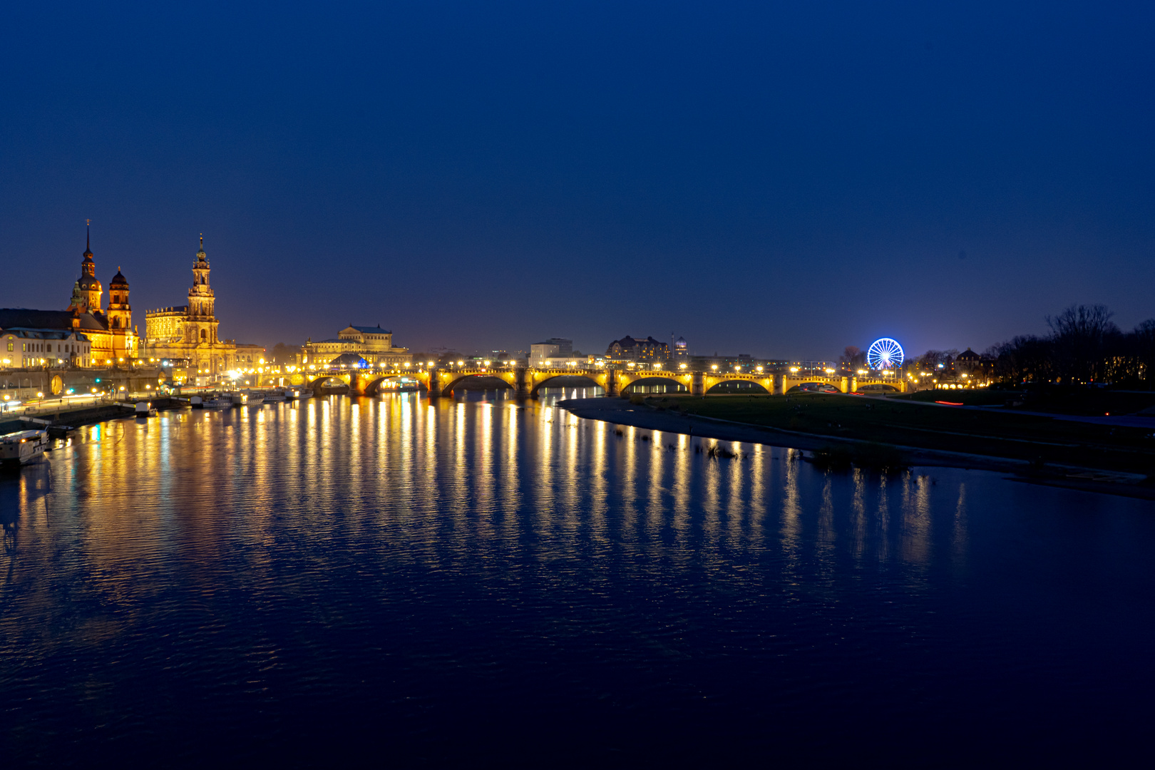 Dresden mit Altstadt und Augustusbrücke