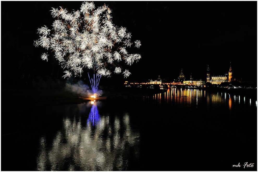 Dresden mit Feuerwerk an der Elbe