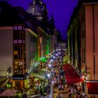 Dresden, Münzgasse um 20 Uhr Abends. Im Hintergrund die Frauenkirche