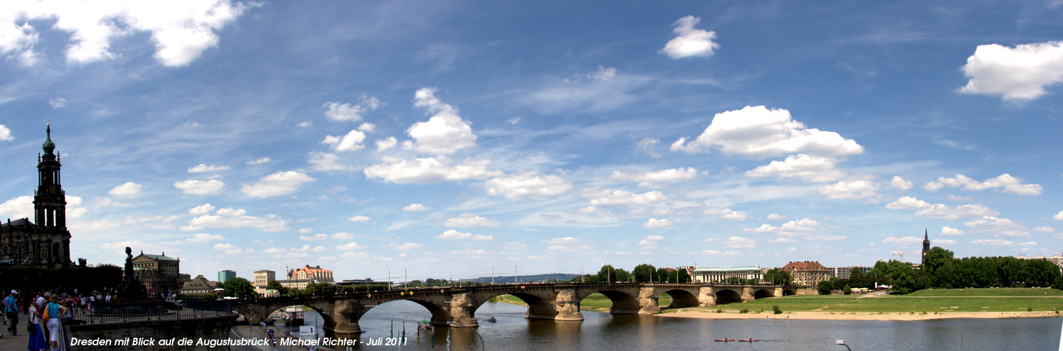 Dresden - Panoramablick auf die Augustusbrücke