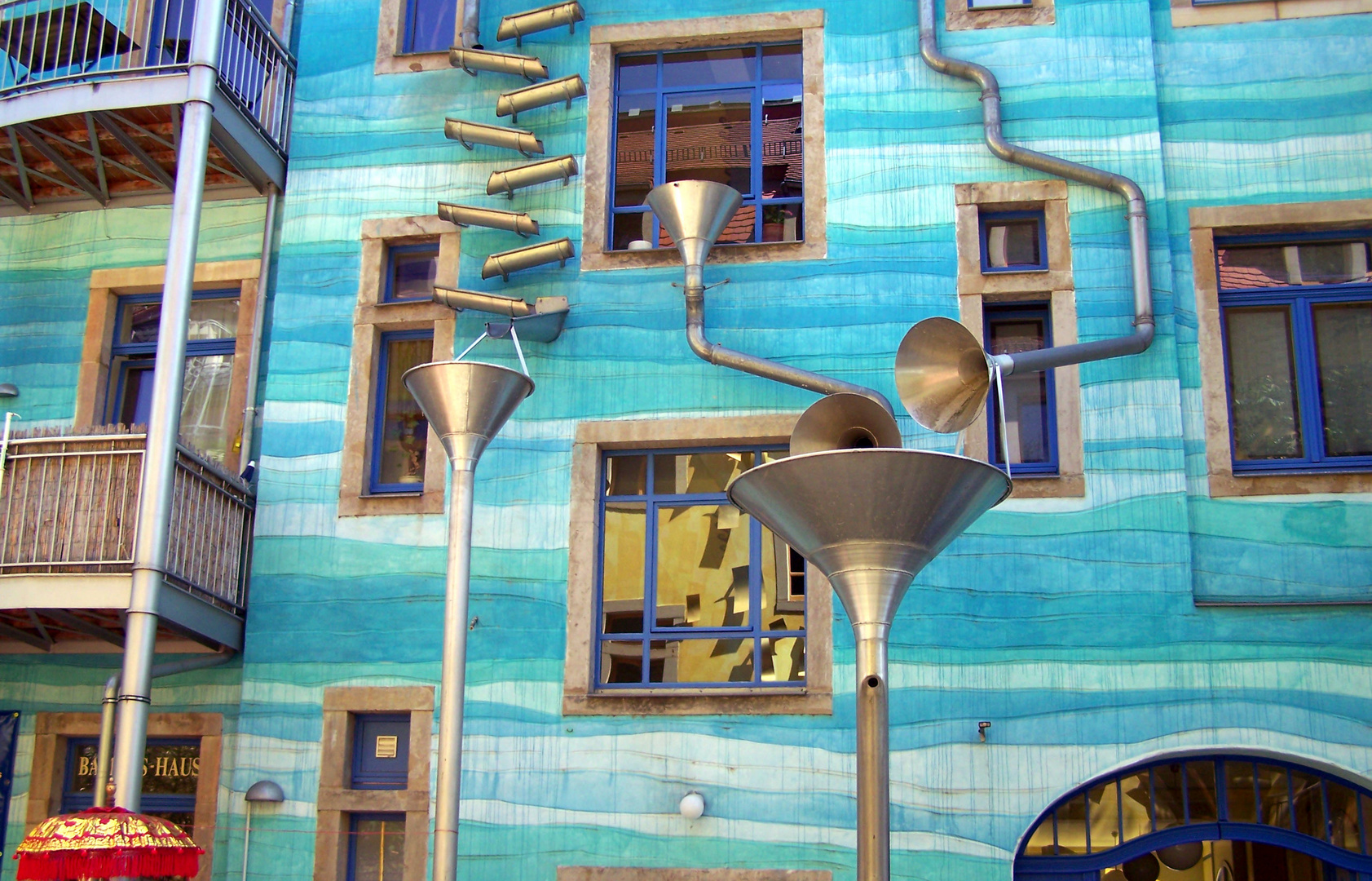 Dresden Regenwasserspiel in der Kunsthofpassage1b