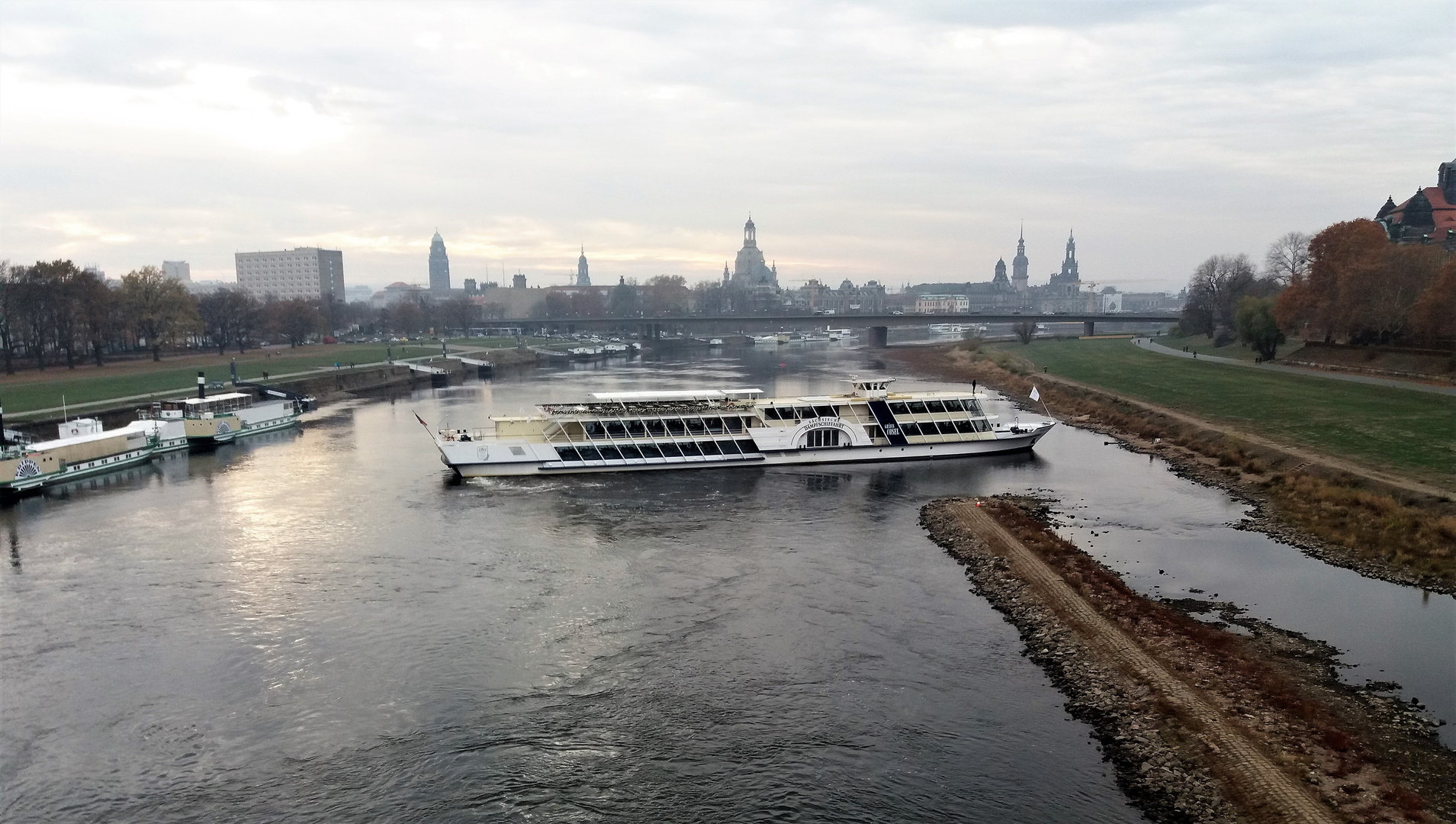 Dresden Schiff Niedrigwasser J5-nov18