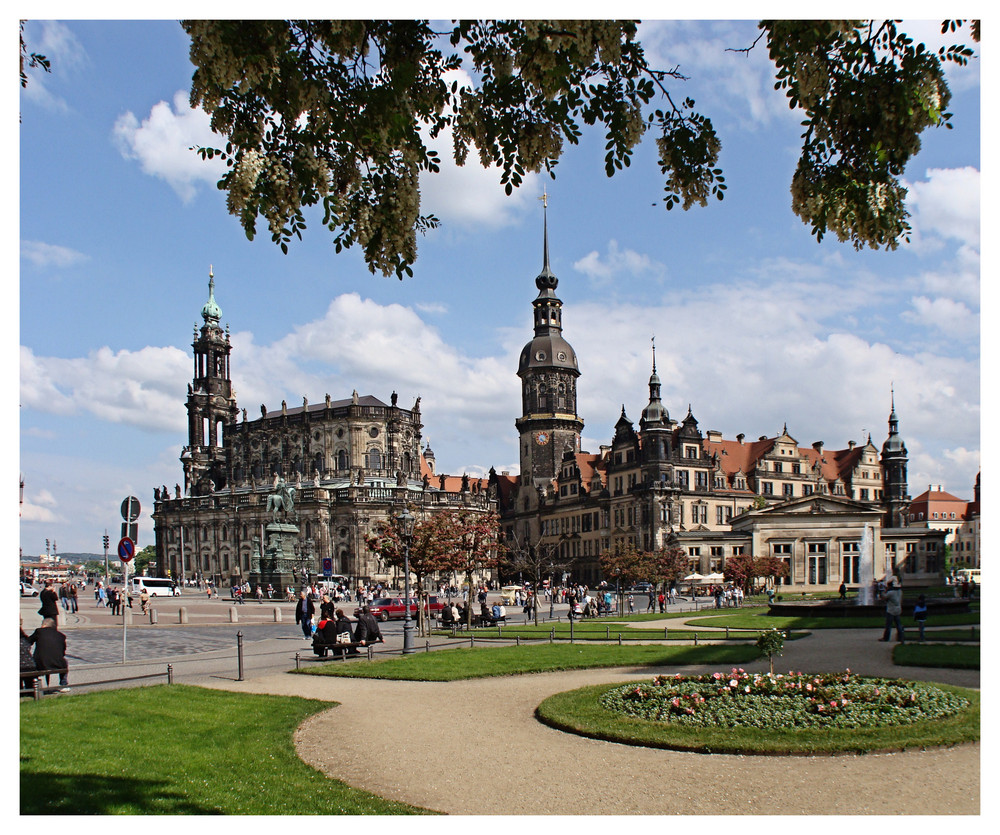 Dresden Schlossplatz mit Hofkirche und Stadtschloss>>>>>>> vom Zwinger aus gesehen