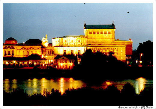 Dresden: Semperoper bei Nacht