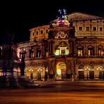 Dresden Semperoper nachts mit Laterne HEIKEHEIKE.jpeg