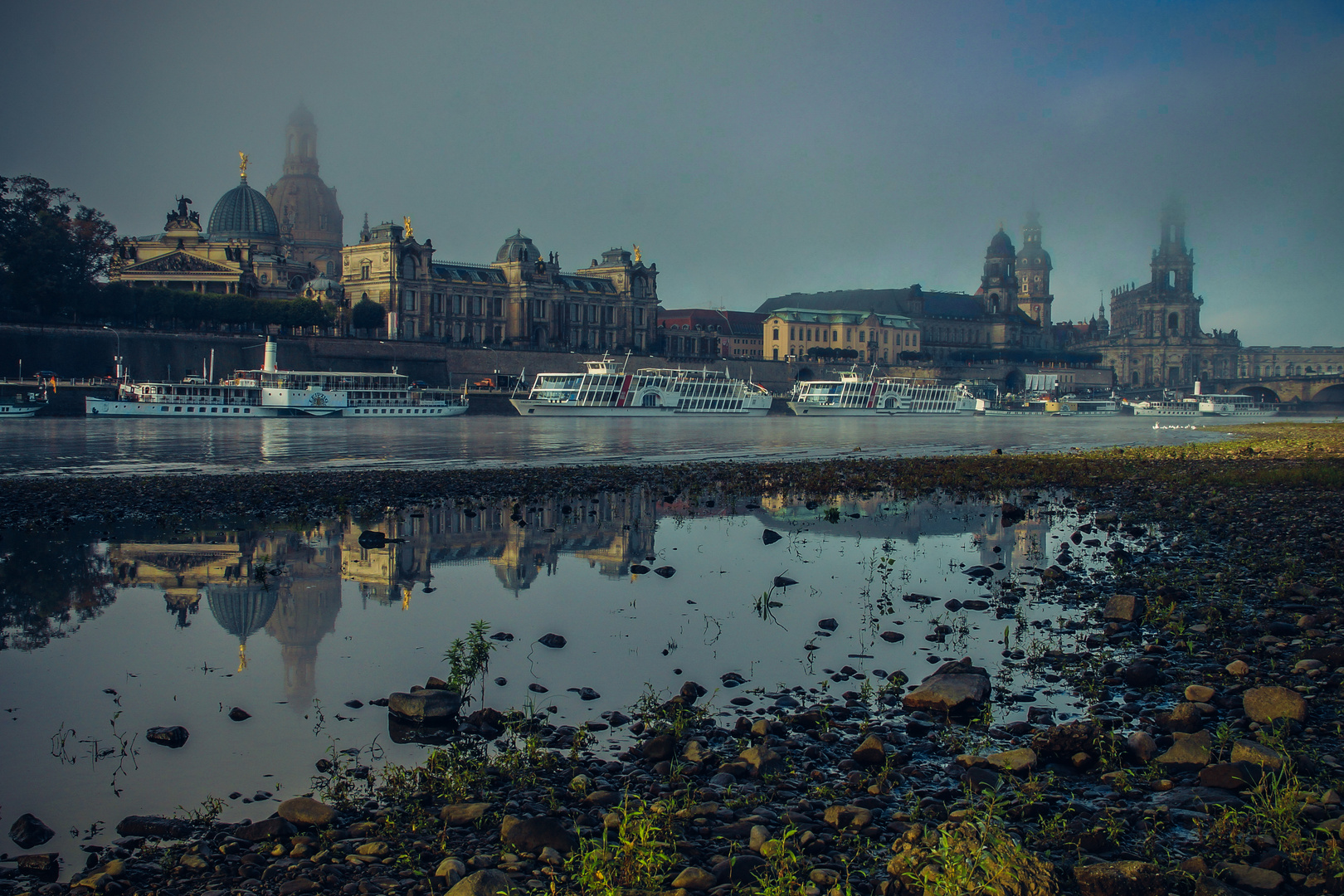 Dresden Skyline bei Nebel