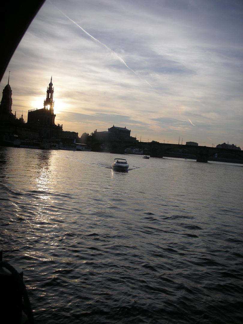 Dresden von der Elbe aus im Dämmerlicht